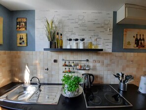 Kühlschrank, Mikrowelle, Ofen, Herdplatte