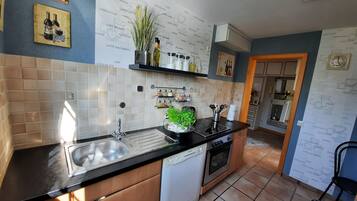 Geladeira, micro-ondas, fogão, cooktop