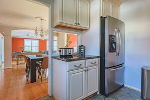 Private kitchen - Spacious 4BR w/Pool Near DC & Old Town Alexandria (Alexandria)