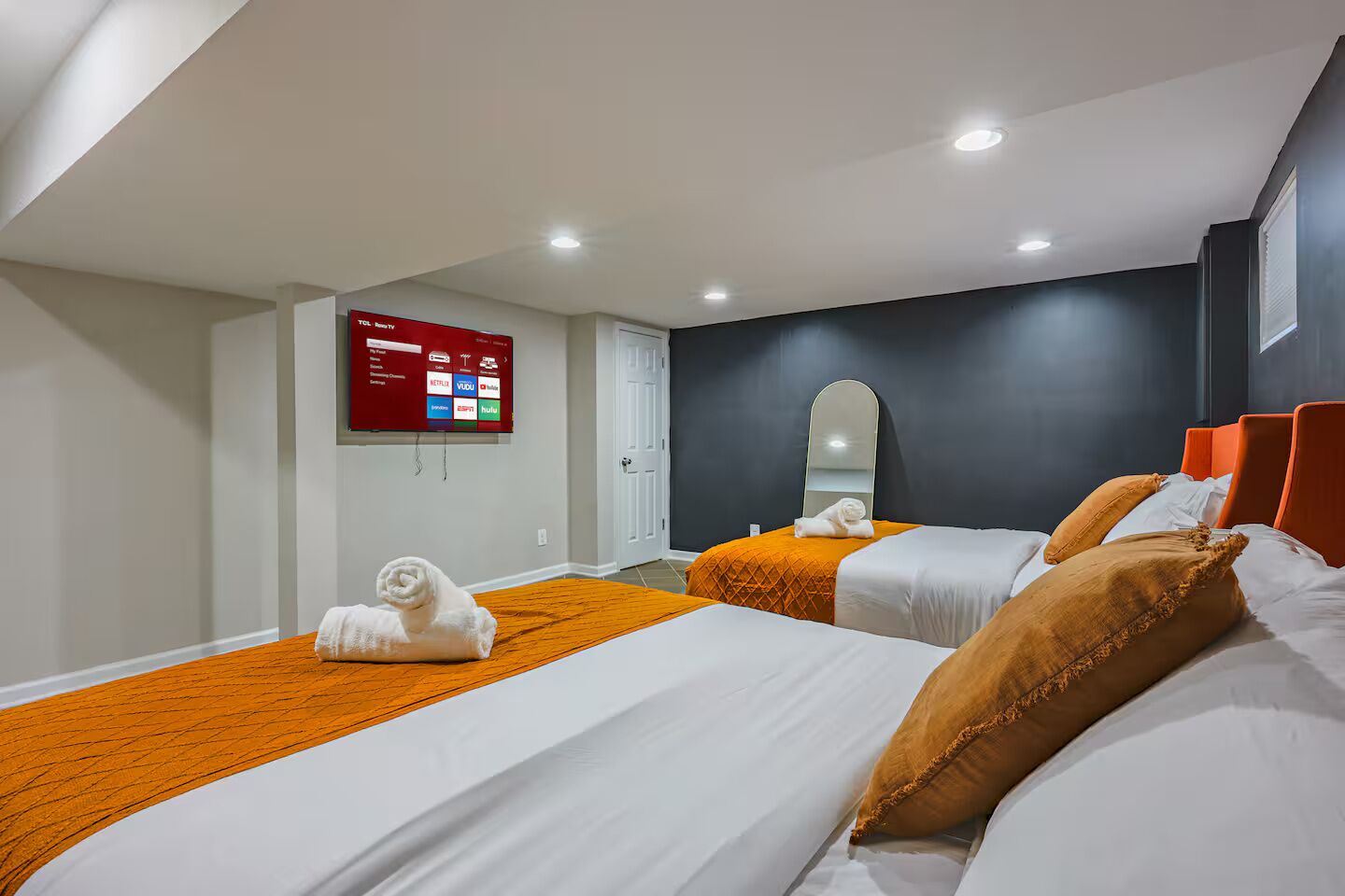 4 bedrooms, iron/ironing board, WiFi, bed sheets