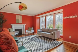 Living area - Spacious 4BR w/Pool Near DC & Old Town Alexandria (Alexandria)