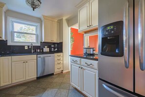 Private kitchen - Spacious 4BR w/Pool Near DC & Old Town Alexandria (Alexandria)