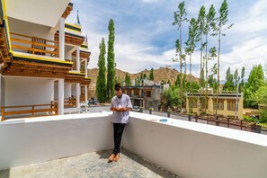 Bed in 8 Bed Mixed Dormitory with Balcony and Mountain View | Soundproofing, free WiFi, bed sheets - The Hosteller Leh - Hotel Bayshu (Leh)