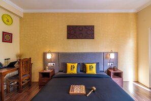 Deluxe Double Room with Balcony and Mountain View | Soundproofing, free WiFi, bed sheets - The Hosteller Leh - Hotel Bayshu (Leh)