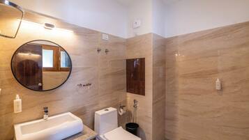 Bed in 8 Bed Mixed Dormitory with Balcony and Mountain View | Bathroom | Shower