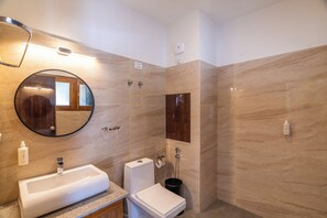 Ein Badezimmer mit Waschbecken, Toilette und Dusche.