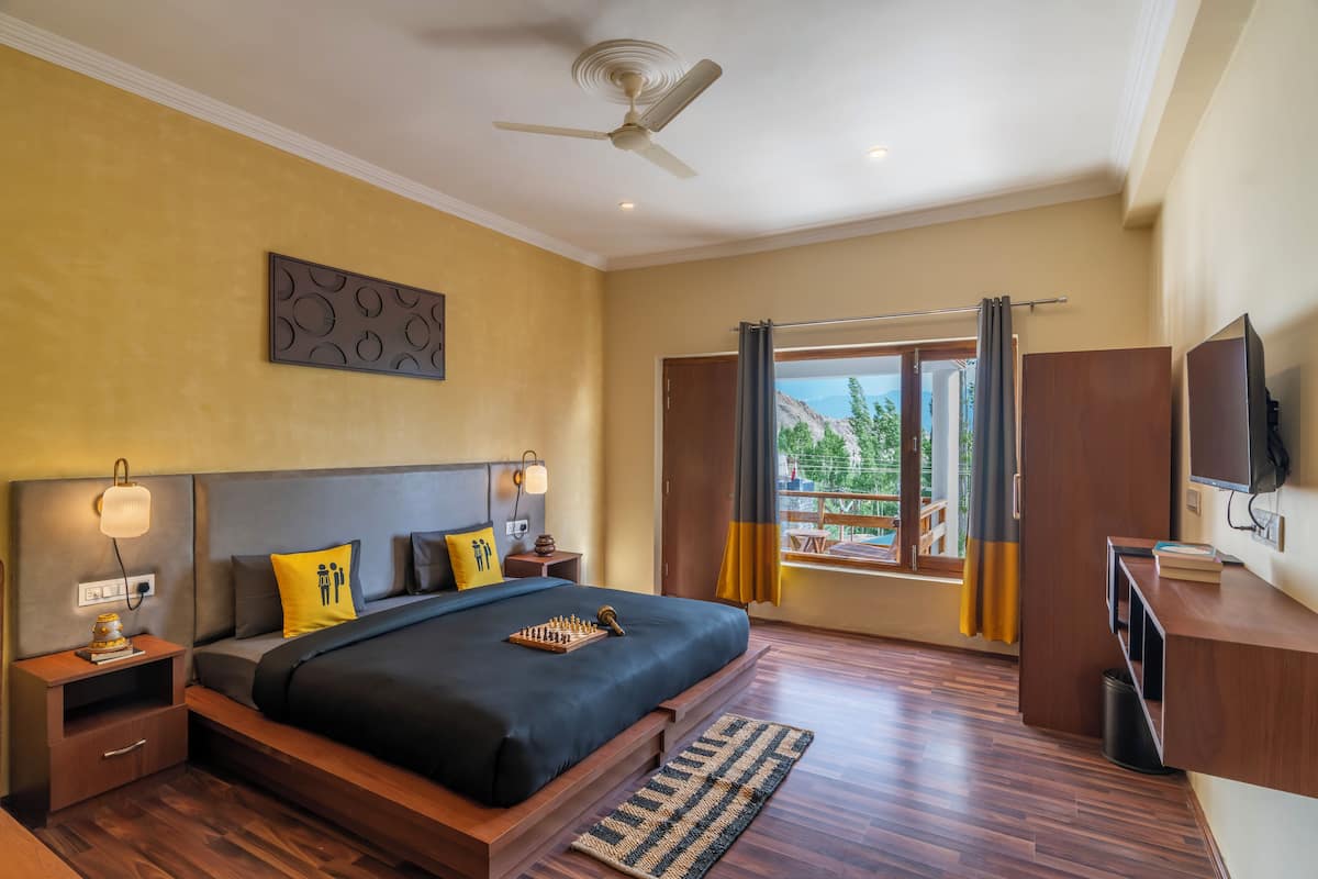 Deluxe Double Room with Balcony and Mountain View | Free WiFi