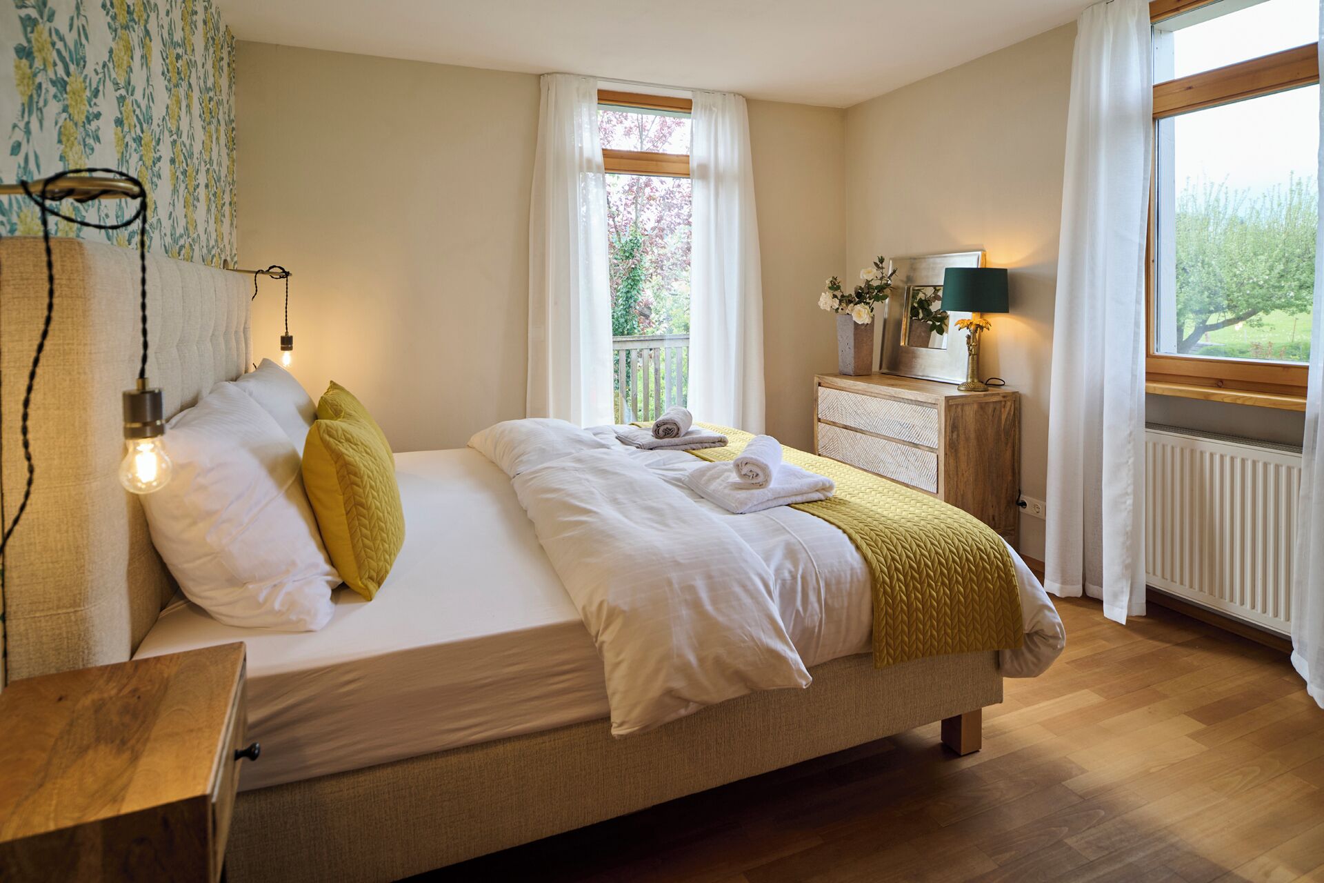 Ferienhaus für 9 Personen ruhig mit großem Garten, Nähe See-Schlafzimmer 1 mit Balkon, Doppelbett 180 x 200