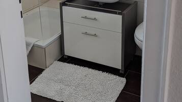 Een douche, een haardroger, handdoeken, zeep