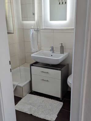 Een douche, een haardroger, handdoeken, zeep