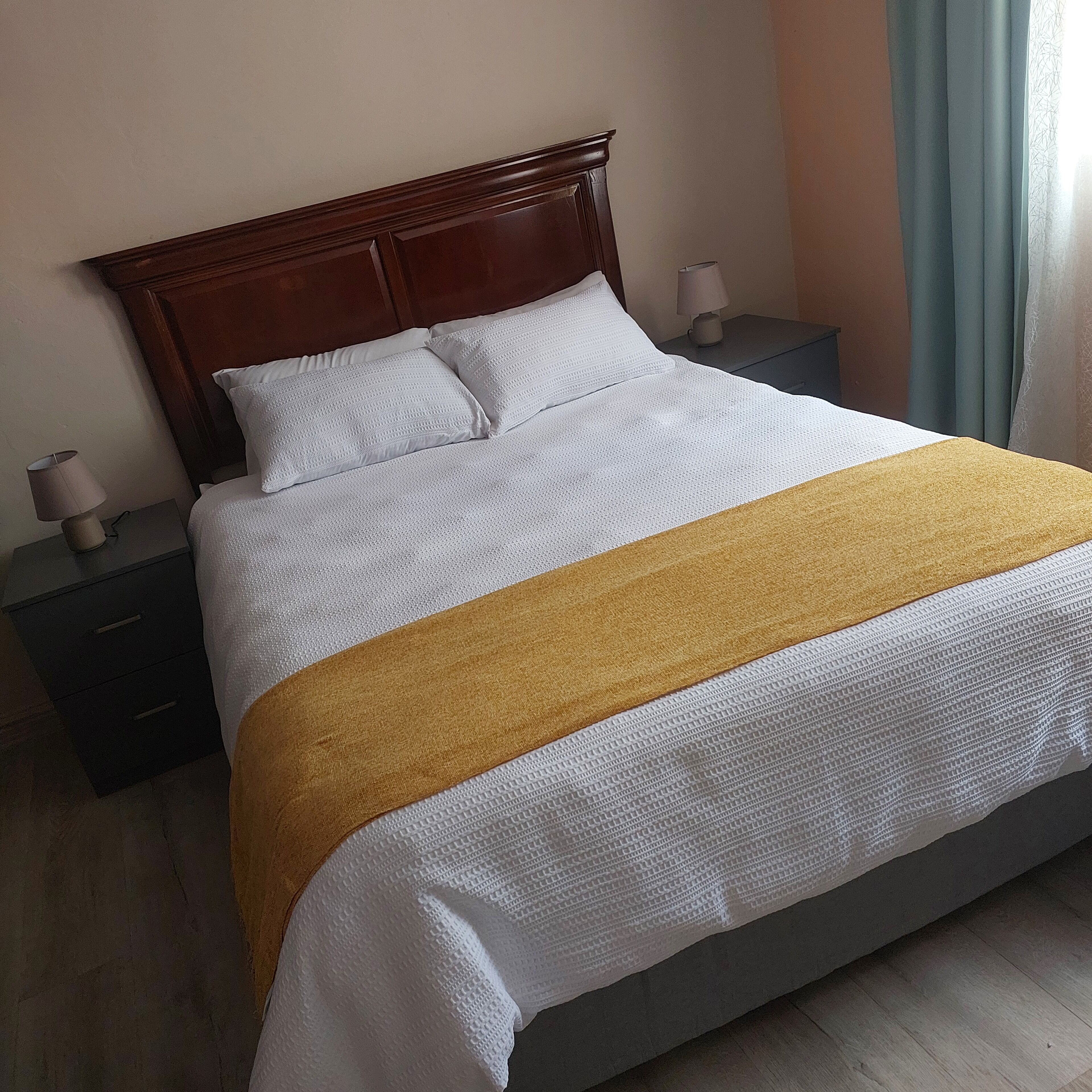 1 slaapkamer, een bureau, een strijkplank/strijkijzer, wifi