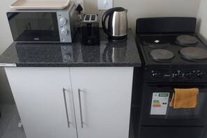 Frigorifero, microonde, forno, piano cottura