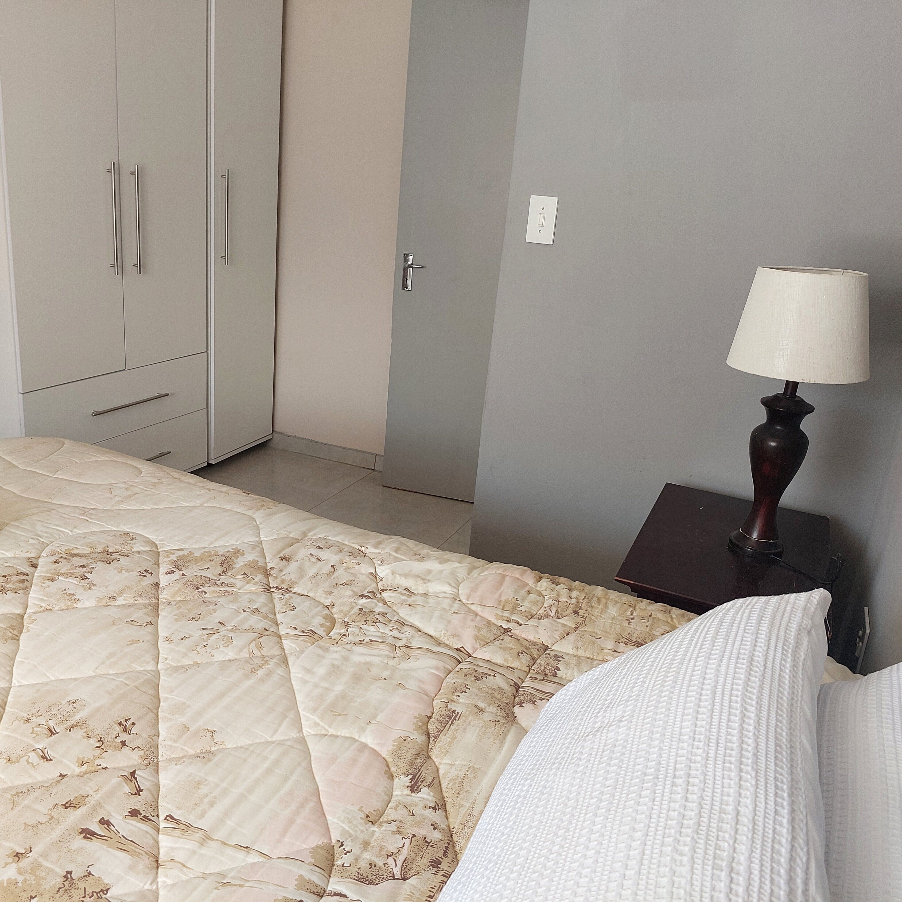 1 slaapkamer, een bureau, een strijkplank/strijkijzer, wifi