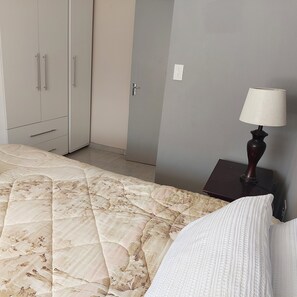 1 habitación, escritorio, tabla de planchar con plancha y wifi 