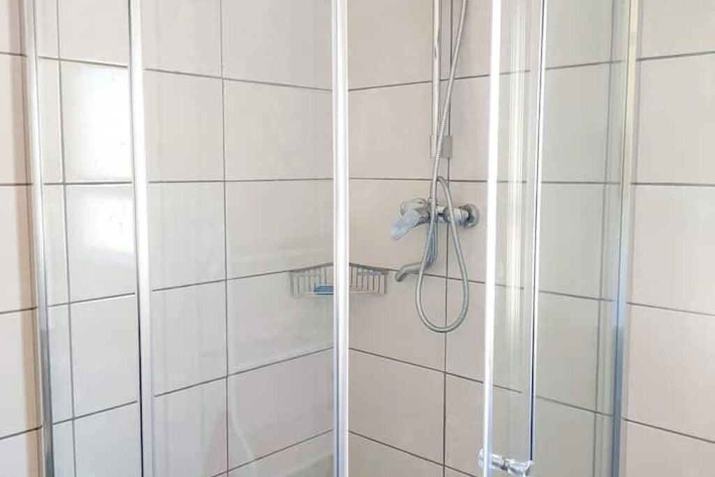 Een douche, handdoeken, toiletpapier