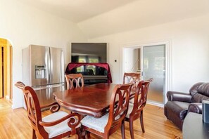 Interior - Cozy 5 Bedroom House, Central AC, Best for Work and Family Group Trip (Albany)