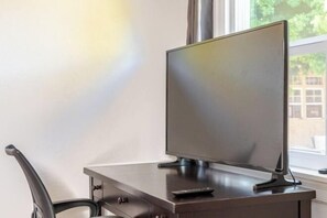 Business center - Cozy 5 Bedroom House, Central AC, Best for Work and Family Group Trip (Albany)