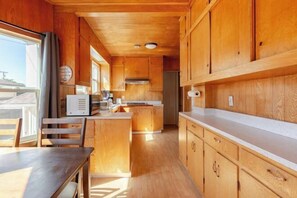 Private kitchen - Cozy 5 Bedroom House, Central AC, Best for Work and Family Group Trip (Albany)