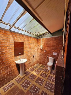 Deluxe Bungalow Double or Twin | Bathroom | Towels, soap, shampoo, toilet paper