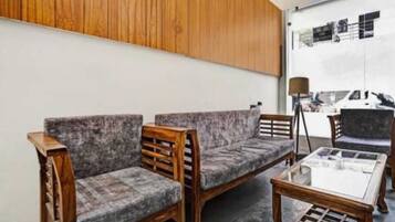 32-tums platt-tv med kabelkanaler