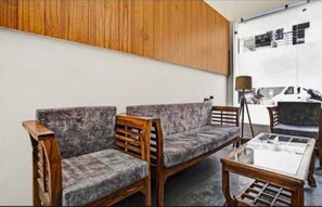 ทีวีจอแบน 32 นิ้ว พร้อมช่องเคเบิล