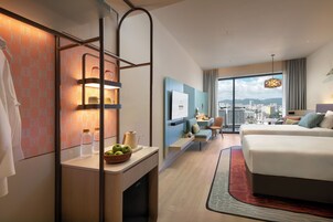 Minibar, odada kasa, masa, dizüstü bilgisayar çalışma alanı 