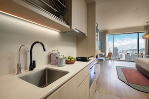 Minibar, odada kasa, masa, dizüstü bilgisayar çalışma alanı 