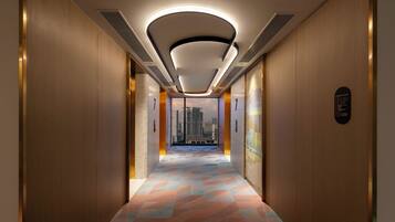 Bar mini, peti besi dalam bilik, meja, ruang kerja komputer riba