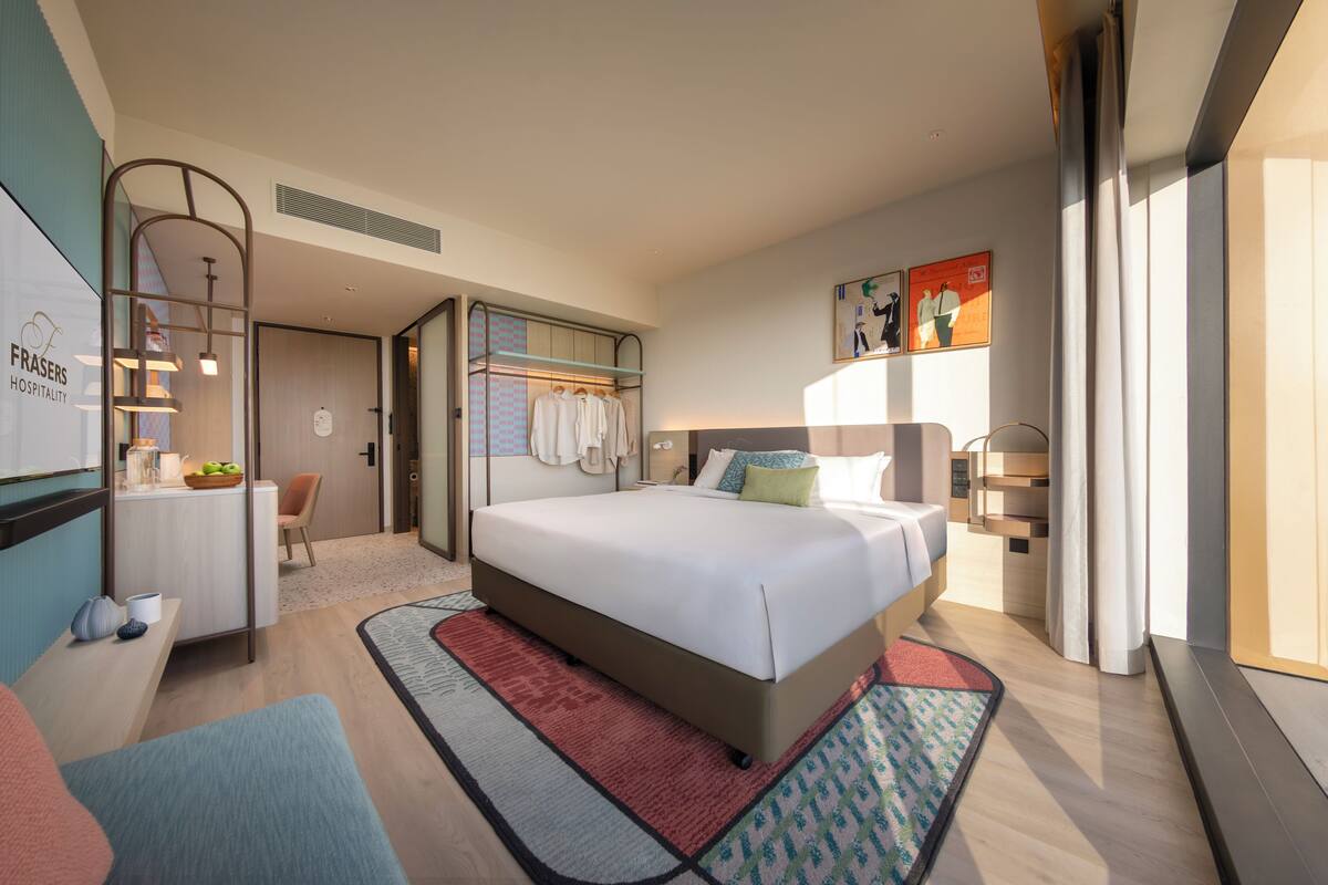 Deluxe Room, 1 King Bed, City View | Exterior detail