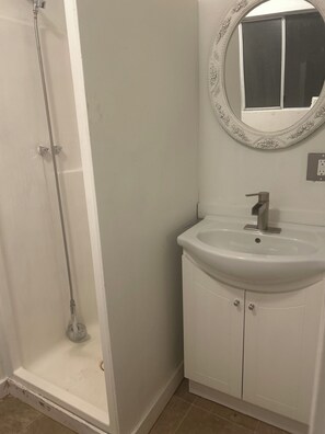 Chuveiro, secador de cabelo, toalhas de banho, sabonete