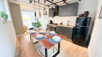 Een koelkast, een magnetron, een oven, een kookplaat