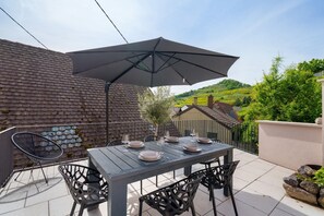 Outdoor dining - Kaisers Estate: Mountain Views, Private Terrace, and Wi-Fi (Vogtsburg im Kaiserstuhl)