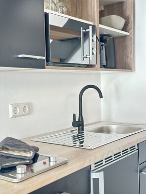 Geladeira, micro-ondas, cooktop, cafeteira/chaleira