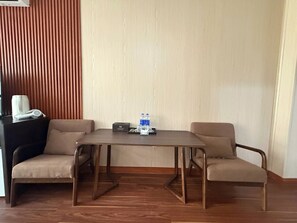 Deluxe-værelse med dobbeltseng eller 2 enkeltsenge - byudsigt | Gratis Wi-Fi