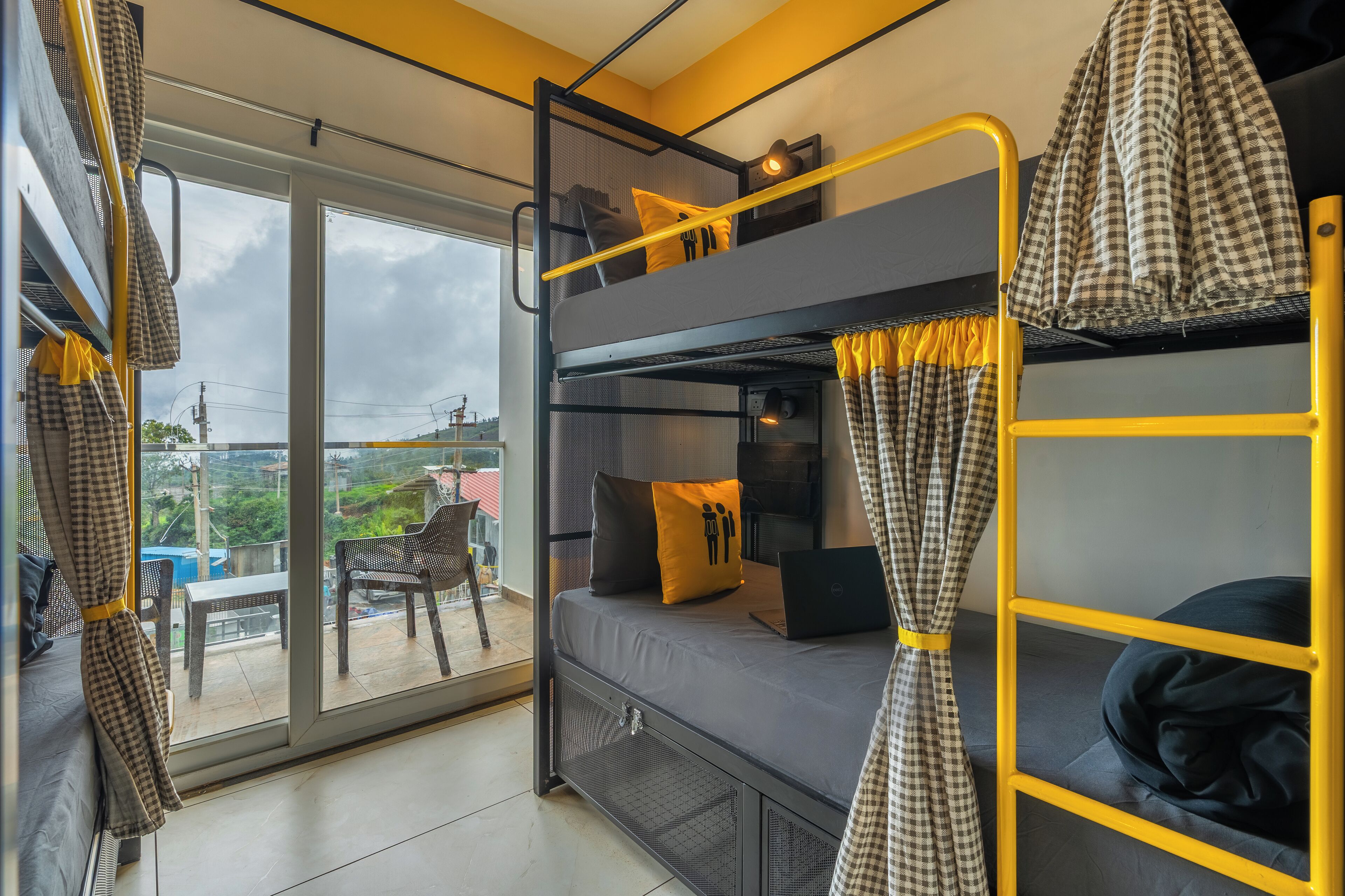 Bed in 4 Bed Mixed Dormitory with Balcony and Valley View | 免费 WiFi、床单