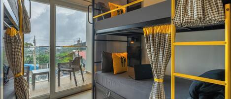 Bed in 4 Bed Mixed Dormitory with Balcony and Valley View | Wi-fi (inkludert) og sengetøy