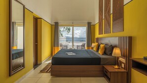 Une chambre à coucher avec un lit, une table de chevet et une vue sur l’extérieur.
