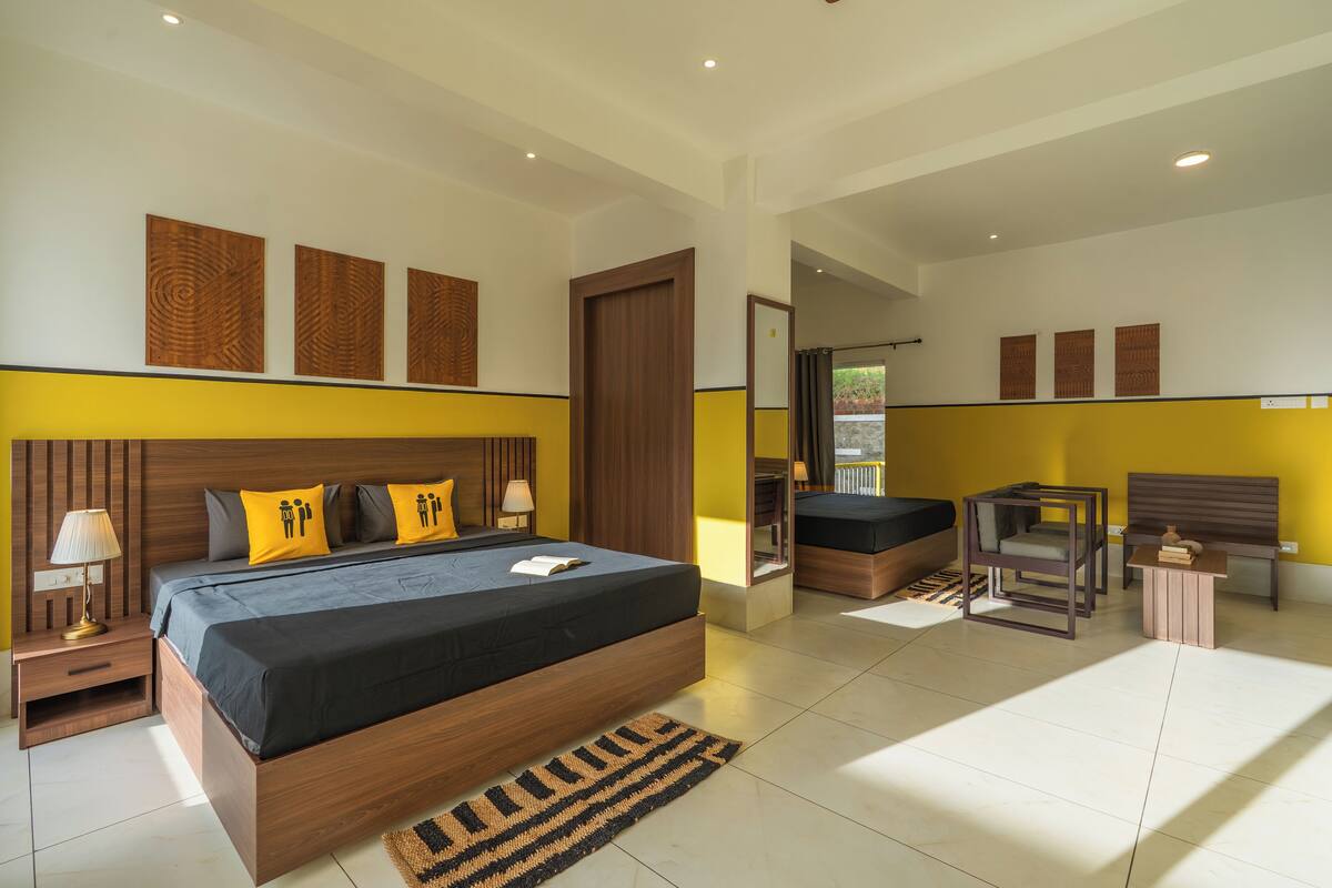 Deluxe Quadruple Room with Balcony | Kostenloses WLAN, Bettwäsche