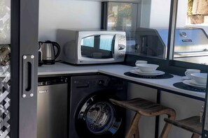 Geladeira, micro-ondas, cooktop, cafeteira/chaleira