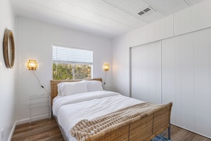 2 bedrooms, iron/ironing board, WiFi, bed sheets - 2BR/2BA Desert Winds SkyHouse – desert hideaway with mountain views, (Desert Hot Springs)