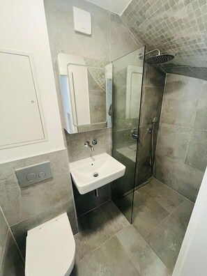 Asciugacapelli, asciugamani, sapone, carta igienica