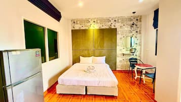 Desk, laptop workspace, free WiFi