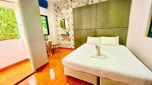 Desk, laptop workspace, free WiFi - Cozy Bay Rawai (Rawai)