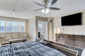Unclassified image, 3 of 44, button - Strip-Side Villa, 6 Beds, Pool, Mini Golf, Karaoke (Las Vegas)
