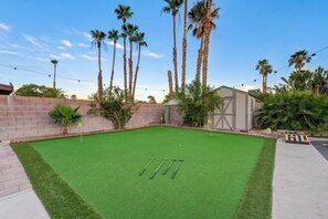 Property grounds - Strip-Side Villa 5Br3BA, Pool, Mini Golf, Karaoke (Las Vegas)
