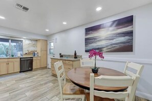 Cribs/infant beds - Strip-Side Villa 5Br3BA, Pool, Mini Golf, Karaoke (Las Vegas)