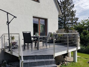 Outdoor dining - Apartment 'Marisa's Sauerland Dream' with Shared Terrace, Garden & Wi-Fi (Brilon)