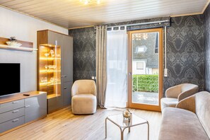 TV - Apartment 'Marisa's Sauerland Dream' with Shared Terrace, Garden & Wi-Fi (Brilon)