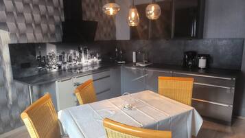 Fridge, oven, stovetop, dishwasher