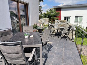 Outdoor dining - Apartment 'Marisa's Sauerland Dream' with Shared Terrace, Garden & Wi-Fi (Brilon)